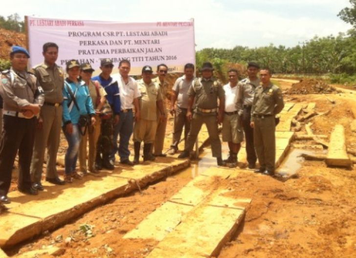 Photo of PT LAP dan PT MP Bantu Pemkab Ketapang Atasi Kerusakan Jalan pada Tiga Kecamatan