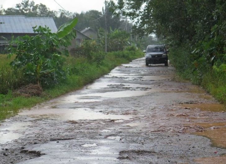Photo of Desa Sungai Ambangah Tertinggal, Warga Minta Perbaikan Jalan