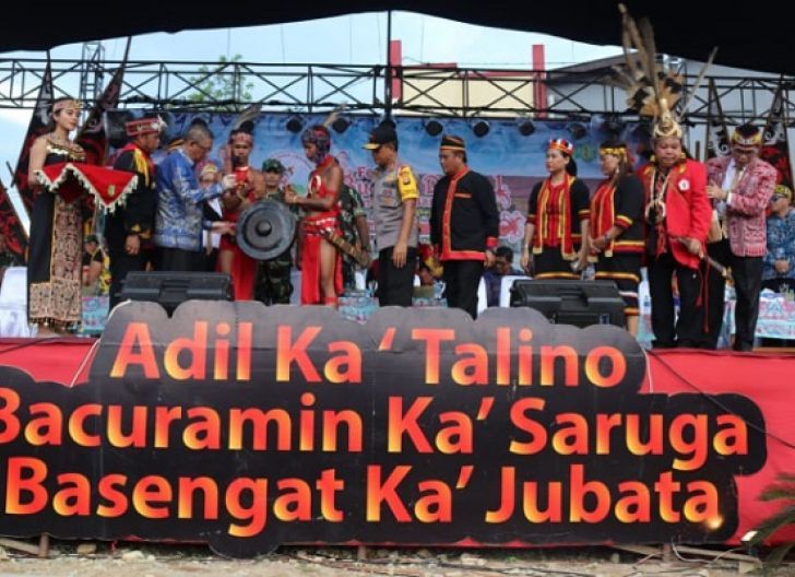 Photo of Masyarakat Adat Dayak dengan Salam Khasnya