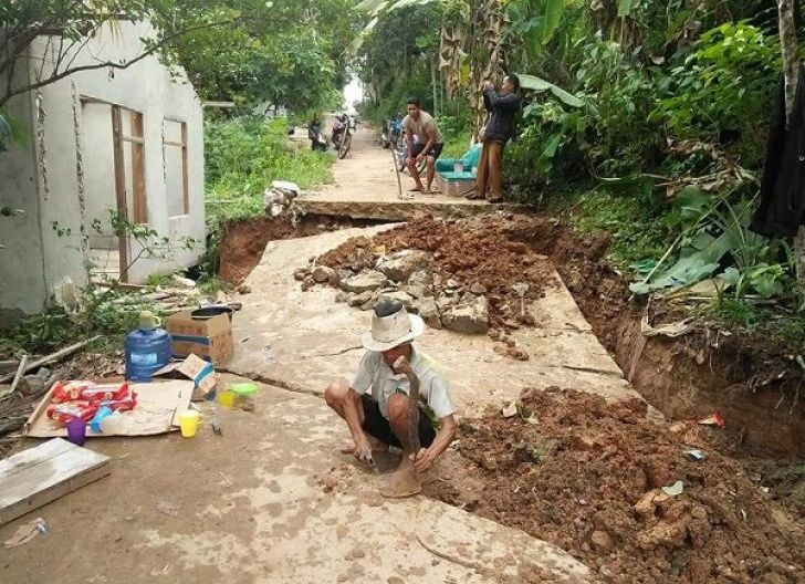 Photo of Longsor hingga Jalan Amblas Terjadi di Ella Hilir