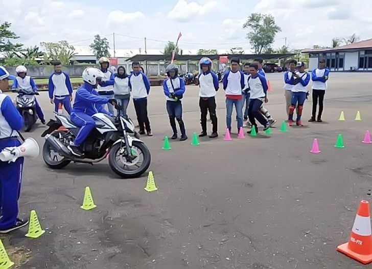 Photo of Cara Astra Motor Selamatkan Nyawa Manusia Lewat Safety Riding Education (3), Kepolisian Kalbar Apresiasi Menurunnya Angka Kecelakaan di Jalan