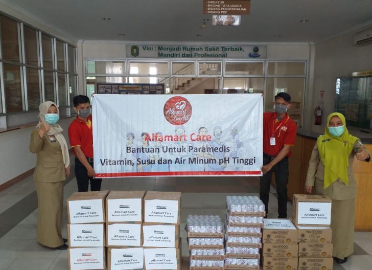 Photo of Bantu Tenaga Medis Tangani Covid-19, Alfamart Salurkan Vitamin dan Nutrisi