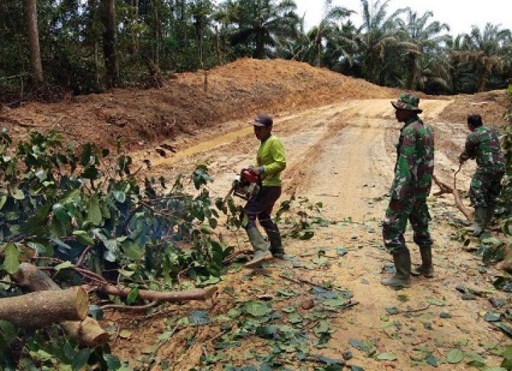 Photo of Satgas TMMD dan Warga Dusun Sekura Bersihkan Jalan dari Pohon Tumbang