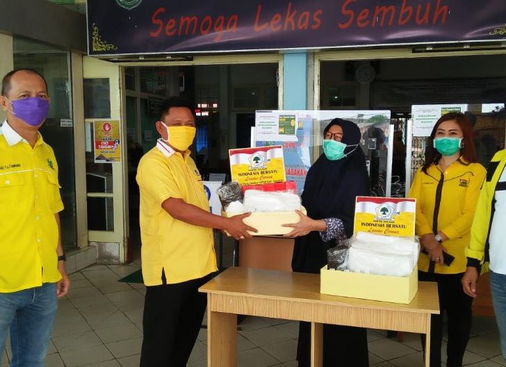 Photo of Golkar Sanggau Salurkan Bantuan APD untuk Tenaga Medis