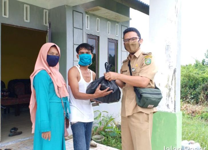 Photo of Lurah Sungai Garam Hilir Open Donatur, 100 Paket Bahan Pokok untuk Warga Terdampak Covid-19