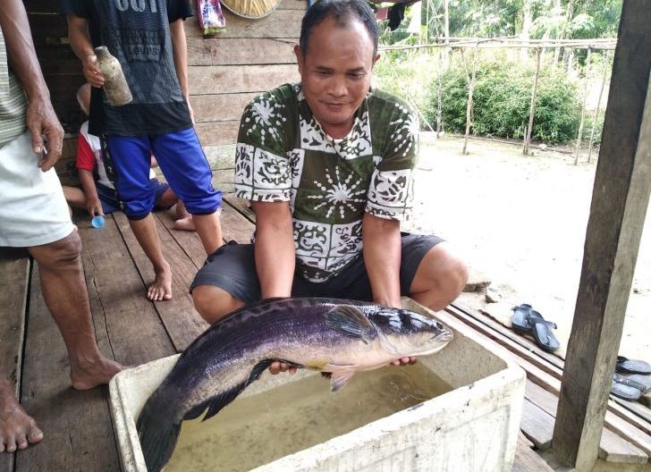 Photo of Keakraban Kerja sama Anggota Satgas TMMD Reguler Ke-108 dan Masyarakat Saat Mencari ikan