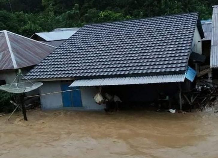 Photo of Banjir Bandang Rendam 253 Rumah Warga Dua Dusun di Entikong