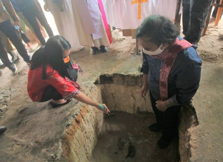 Photo of Bupati Landak Letakkan Batu Pertama Pembangunan Pastoran Mandor