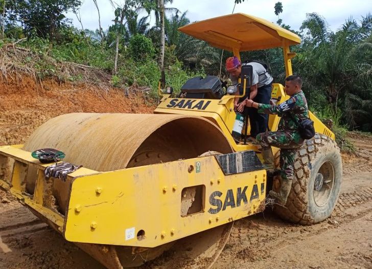 Photo of Anggota satgas Dampingi Perawatan dan Pengecekan Alat Berat Sebelum Bekerja