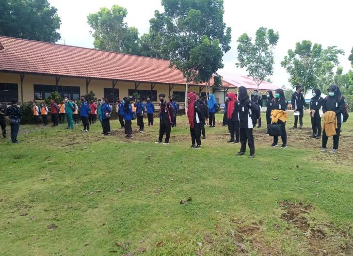 Photo of Penegakan Disiplin Covid-19 Dilingkungan Sekolah Oleh Koramil 1202-02/Sgl