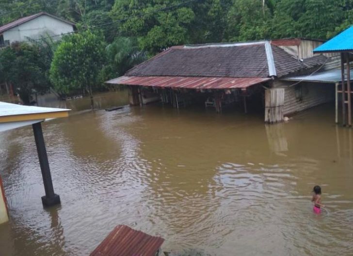 Photo of Banjir Landa Ratusan Rumah di Kecamatan Simpang Dua, Akses Jalan dan Jembatan Terputus