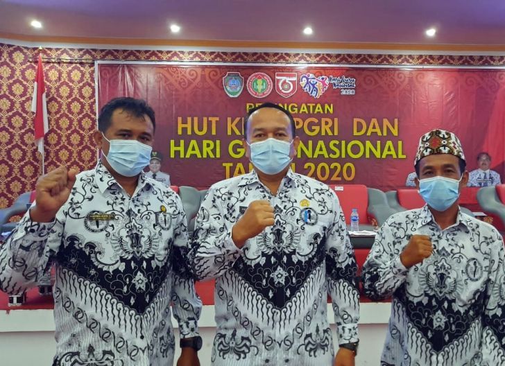 Photo of Lakukan Inovasi Selama Pandemi Covid-19, Guru di Landak Terima Anugerah Guru Berdedikasi