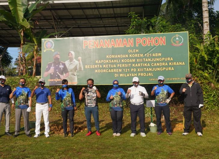 Photo of Jaga Kelestarian Lingkungan Hidup, Danrem 121/Abw Bersama Ketua Persit KCK Tanam Pohon Secara Simbolis