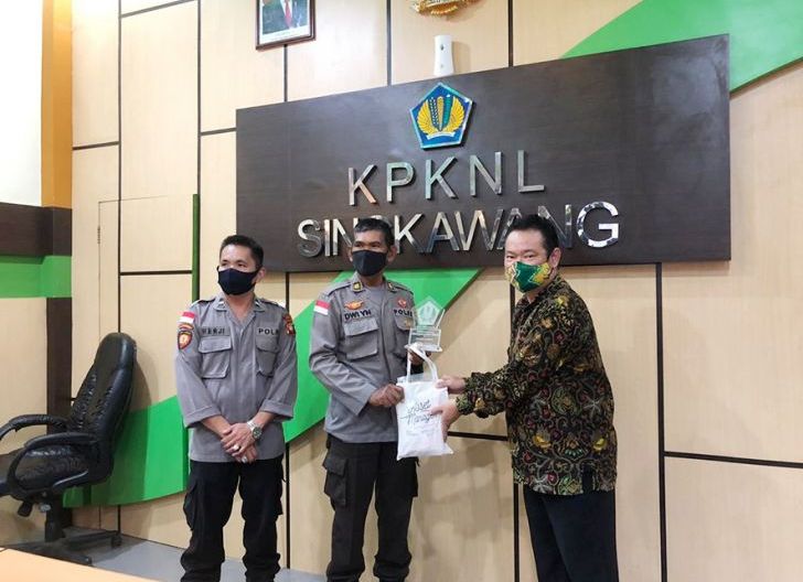 Photo of Polres Sambas Raih Penghargaan Penata Usaha BMN Terbaik Photo of Polres Sambas Raih Penghargaan Penata Usaha BMN Terbaik