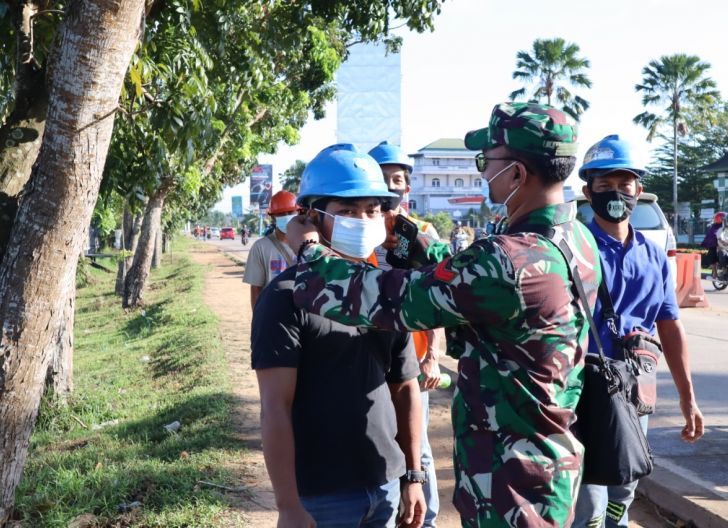 Photo of Uji Praktek Pembekalan Jurnalistik di Pendam XII/Tpr, Koptu Agung Bagikan Masker Gratis Kepada Warga