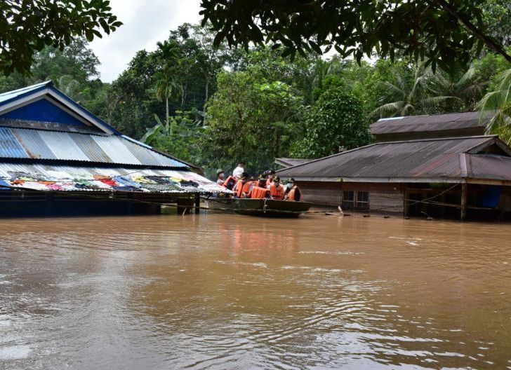 Photo of Banjir Landa Bengkayang, Beberapa Rumah Warga Tenggelam