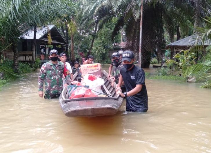Photo of Bantuan Logistik Bagi Korban Banjir Mulai Disalurkan Pemdes Dibantu Satgas Yonif 642/Kps dan Polisi