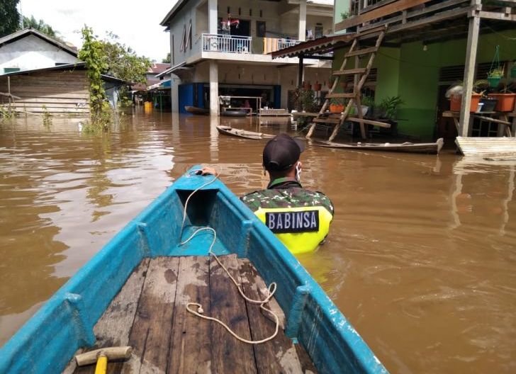 Photo of Gunakan Perahu, Babinsa Sinar Baru Pantau Wilayah Banjir