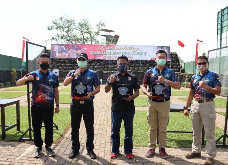 Photo of Danlanud Supadio Juara Menembak Kategori Eksekutif di Kodam XII/Tpr