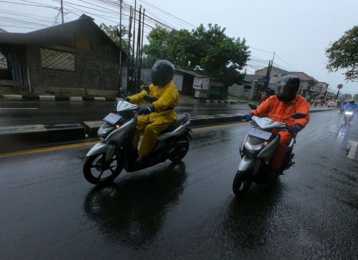 Photo of Tips Hindari Potensi Bahaya Saat Berkendara di Musim Hujan dari Yamaha Kalbar