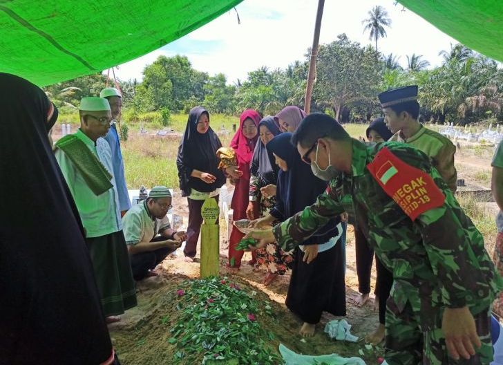Photo of Babinsa Koramil 1202-03/Sui Raya Bantu Pemakaman Warga