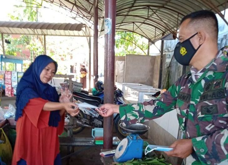 Photo of Anggota Koramil 1207-06/Sungai Ambawang Membagikan Masker Di Pasar Kuala