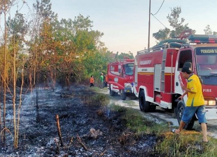 Photo of Pemadam Kebakaran Satpol-PP Landak Padamkan Api Wilayah BTN Bali Permai