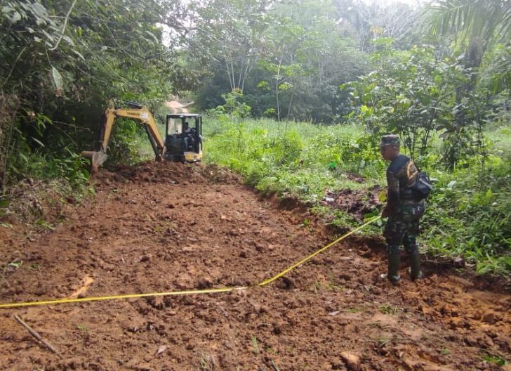 Photo of Satgas TMMD Regtas ke-111 Kodim 1202/Skw dan Warga Ukur Lebar Jalan Sasaran Fisik