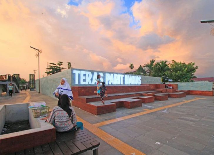Photo of Teras Parit Nanas, Taman Berkonsep Waterfront di Tepian Sungai Landak