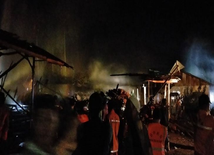Photo of Sebuah Gudang Kayu di Singkawang Ludes Terbakar