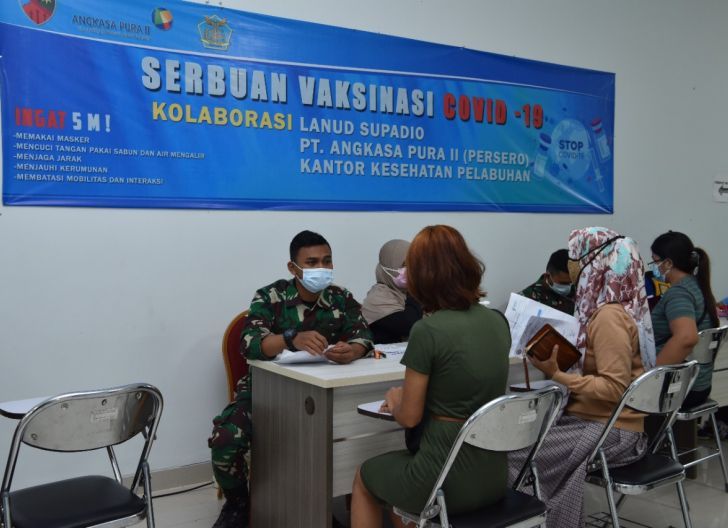 Photo of Sasar Masyarakat Sekitar, Lanud Supadio Gelar Vaksinasi di Bandara