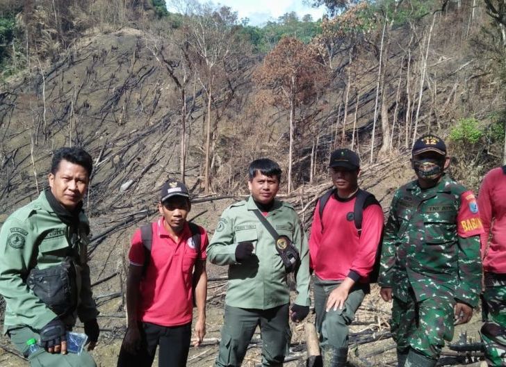 Photo of Cek Hutan Adat, Babinsa Koramil Air Besar Patroli Bersama BKSDA