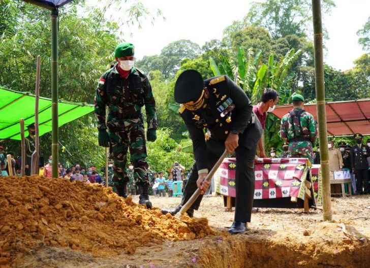 Photo of Upacara Pemakaman Prada Petrus Jaka Secara Militer Dipimpin Danrem 121/Abw