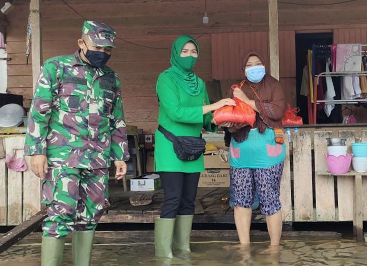 Photo of Tinjau Lokasi Terdampak Banjir, Dandim 1203/Ktp Bersama Ketua Persit KCK Cabang XLVII Gelar Baksos