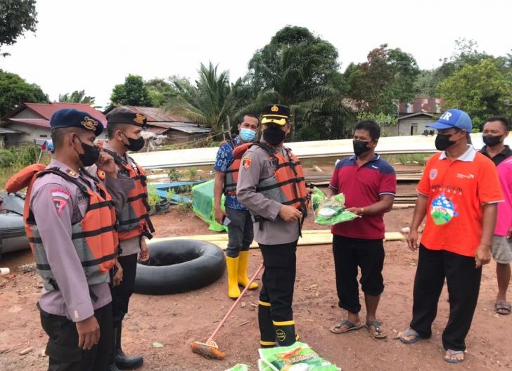 Photo of Polres Sekadau Kembali Bagikan Sembako Bagi Korban Banjir