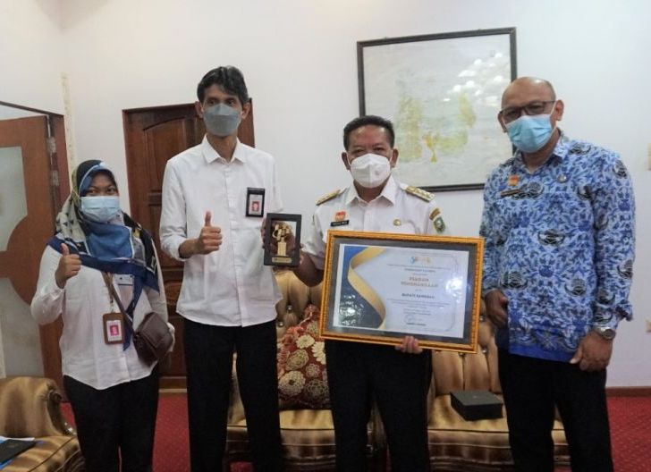 Photo of Bupati Sanggau Diganjar Penghargaan dari BPS RI