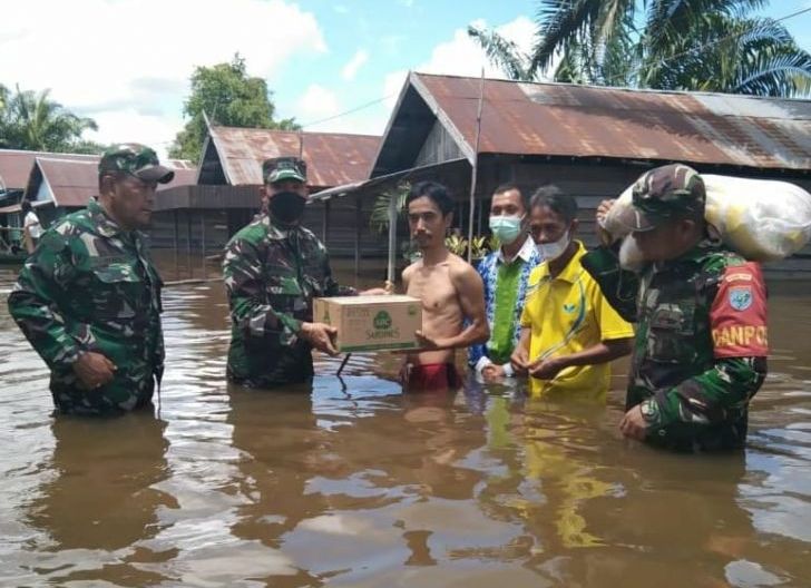 Photo of Dandim Sampit Bersama Forkopimda Tinjau dan Serahkan Bantuan untuk Korban Banjir