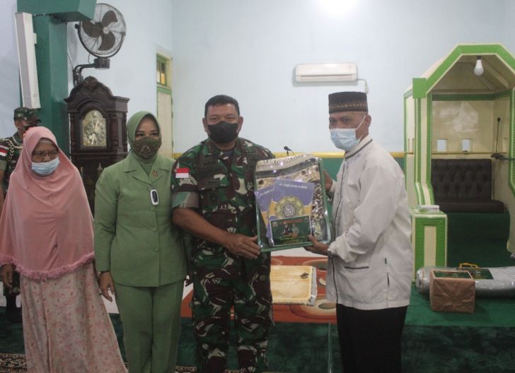 Photo of Gelar Baksos, Danrem 121/Abw dan Ketua Persit KCK Koorcab Rem 121 Silaturahmi dengan Jemaah Masjid di Wilayah Kodim 1203/Ktp