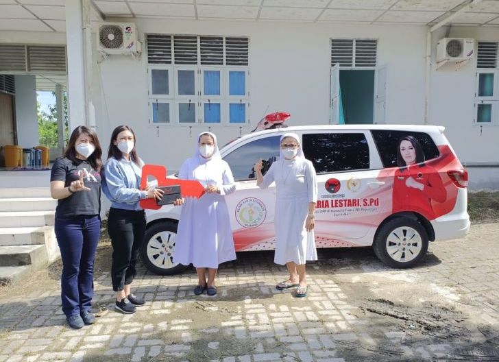 Photo of Momentum Tahun Baru, Maria Lestari Berikan Mobil Ambulance kepada Klinik St. Elisabeth Kabupaten Landak