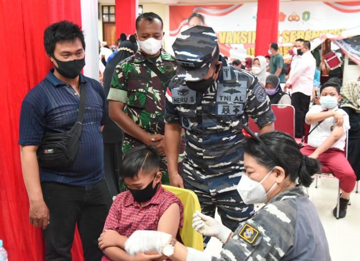 Photo of Tim Vaksinator Satgas Covid-19 Lantamal XII Dukung Kebut Vaksinasi di Kantor Bupati Kabupaten Kubu Raya 