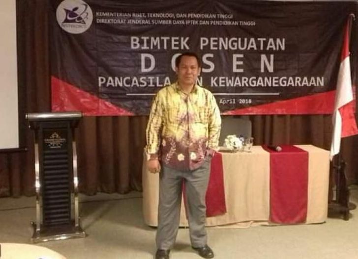Photo of Penuh Dedikasi dan Bergelimang Prestasi di Berbagai Bidang, Dr Ahmad Jamalong Jabat Direktur Pascasarjana IKIP PGRI Pontianak