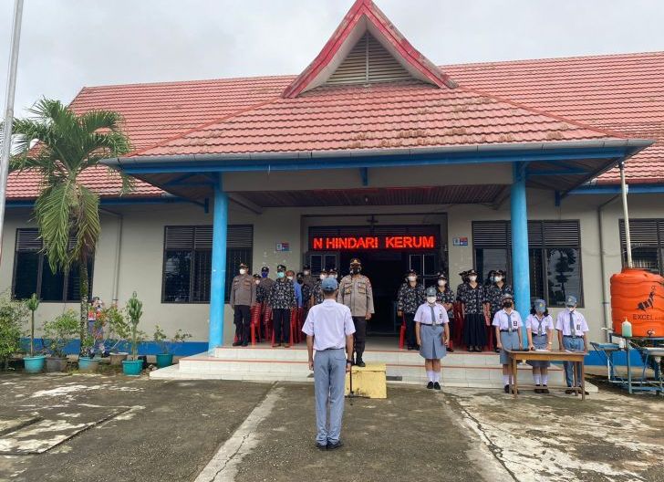 Photo of Kasat Binmas Sampaikan 3 Hal Penting Pada Upacara Bendera di SMA Karya Sekadau