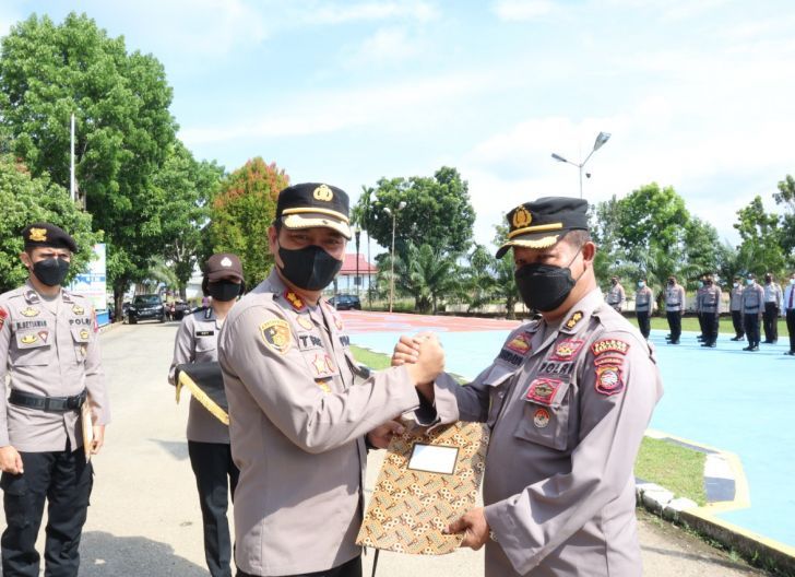 Photo of Wujud Penghormatan Personel, Polres Sekadau Gelar Upacara Wisuda Purnabakti