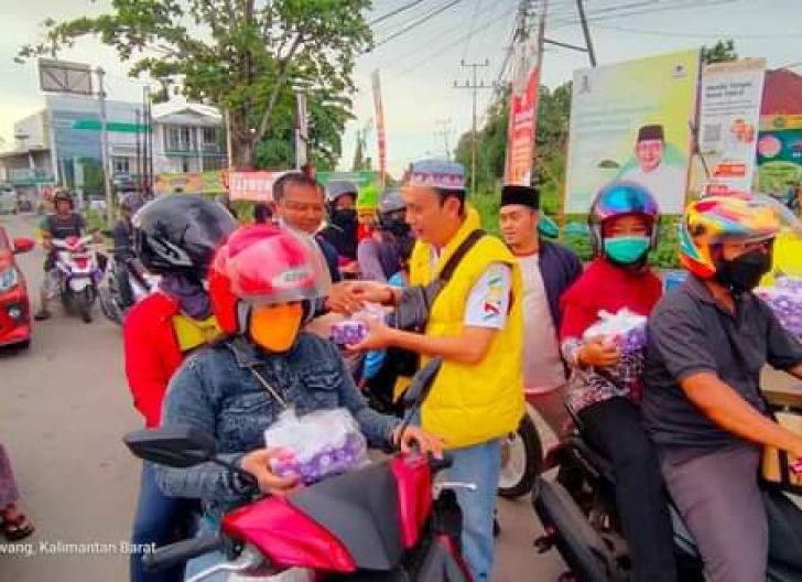Photo of Golkar Singkawang Bagikan 1000 Takjil