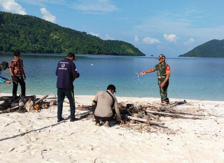 Photo of Forkopimcam Kepulauan Karimata Bersama Karang Taruna dan Masyarakat Bersihkan Area Pantai Pulau Tokong Kepayang