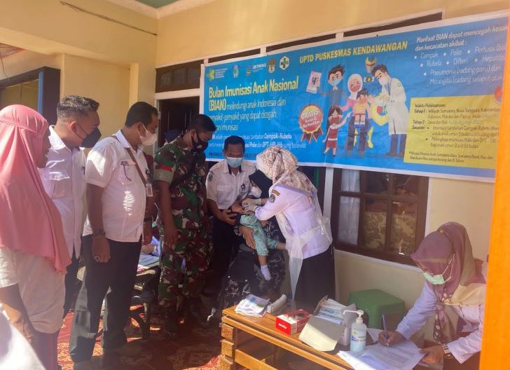 Photo of Babinsa Koramil Kendawangan Dampingi Pemberian Imunisasi Anak di Desa Binaan