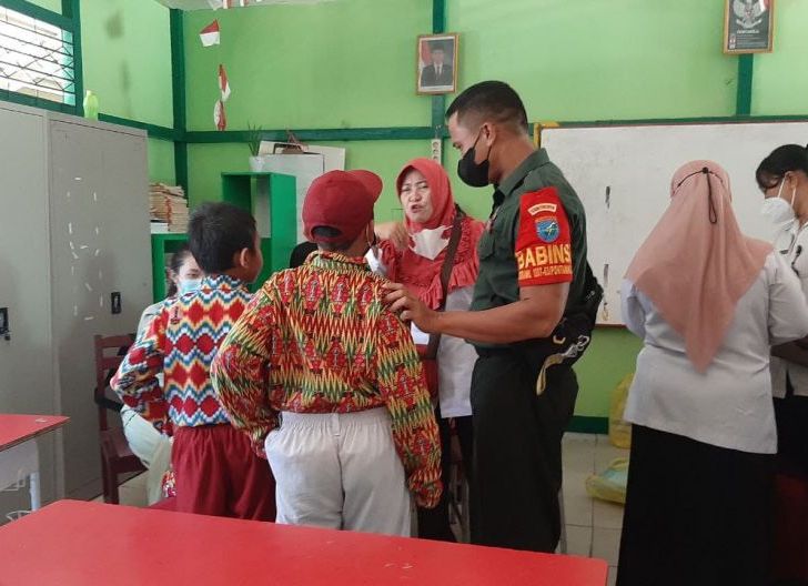 Photo of Babinsa Koramil 03/Pontianak Barat Hadiri Bulan Imunisasi Campak Anak Nasional