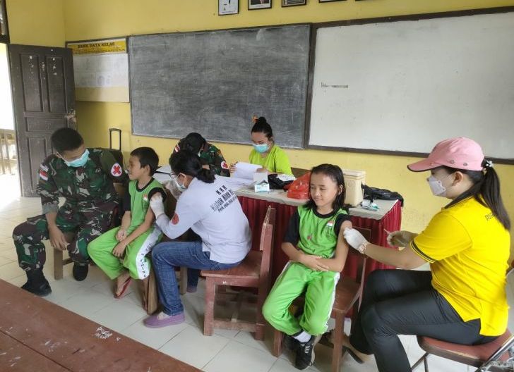 Photo of Personel Satgas Pamtas 645/GTY Bantu Puskesmas Dalam Layanan Kesehatan Vaksin Campak