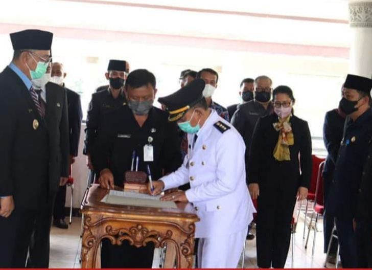 Photo of Bupati Lantik Sejumlah Pejabat di Lingkungan Pemkab Bengkayang