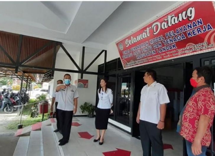Photo of Sekda Landak Monitoring dan Evaluasi Pelayanan di DPMPTSPTK dan Disdukcapil